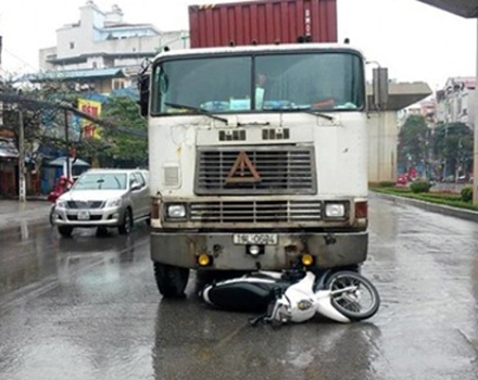 Hà Nội: Xe container nhấn ga kéo lê môtô CSGT ảnh 1